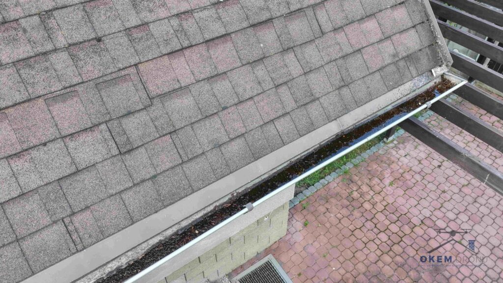 Kontrola zaneseného okapu a oplechování dronem