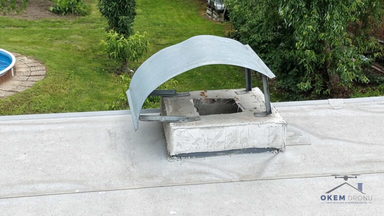 Detail komínu pořízený při kontrole dronem